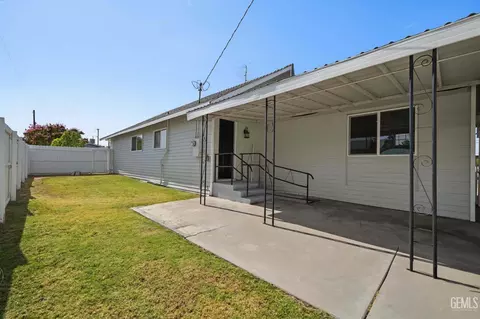 Exterior - 400 Pierce St, Taft, CA 93268 photo 3 of 5