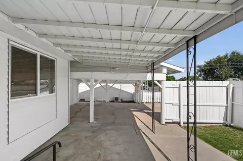 Exterior - 400 Pierce St, Taft, CA 93268 photo 5 of 5