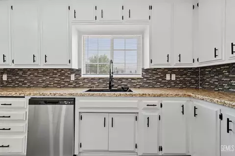 Kitchen - 400 Pierce St, Taft, CA 93268 photo 3 of 4