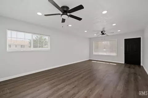 Living - 400 Pierce St, Taft, CA 93268 photo 1 of 1