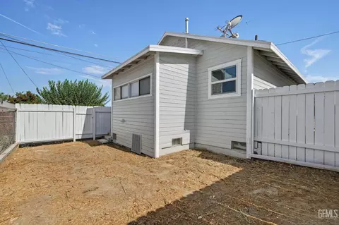 Exterior - 400 Pierce St, Taft, CA 93268 photo 4 of 5