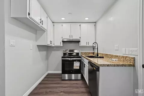 Kitchen - 400 Pierce St, Taft, CA 93268 photo 4 of 4