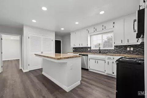 Kitchen - 400 Pierce St, Taft, CA 93268 photo 1 of 4