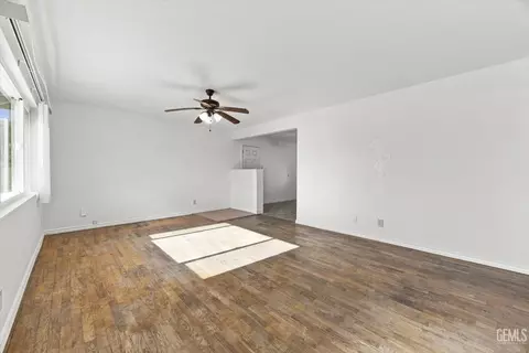 Living - 121 N Davis St, Tehachapi, CA 93561 photo 1 of 4