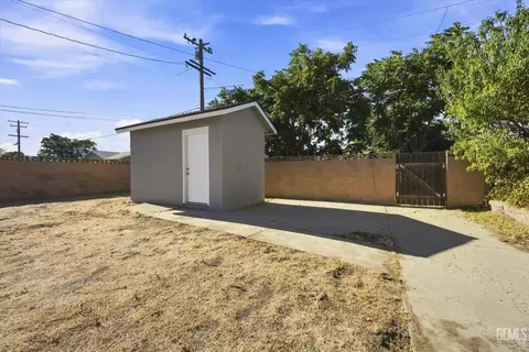 Exterior - 121 N Davis St, Tehachapi, CA 93561 photo 6 of 7