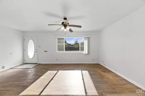 Living - 121 N Davis St, Tehachapi, CA 93561 photo 3 of 4