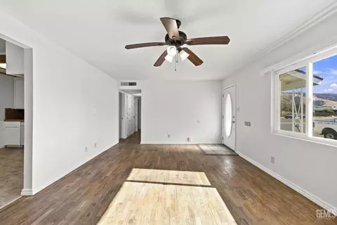 Living - 121 N Davis St, Tehachapi, CA 93561 photo 4 of 4