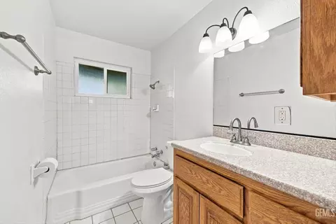 Bath - 121 N Davis St, Tehachapi, CA 93561 photo 2 of 2