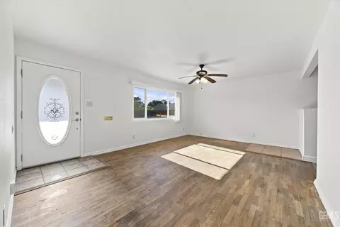 Living - 121 N Davis St, Tehachapi, CA 93561 photo 2 of 4