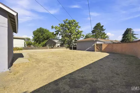 Exterior - 121 N Davis St, Tehachapi, CA 93561 photo 2 of 7