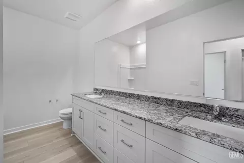 Bath - 1204 Nectar Pl, Shafter, CA 93263 photo 2 of 2