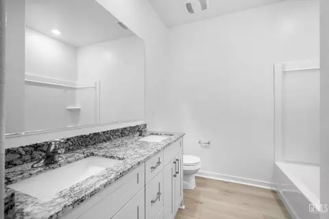 Bath - 1112 Nectar Pl, Shafter, CA 93263 photo 2 of 2