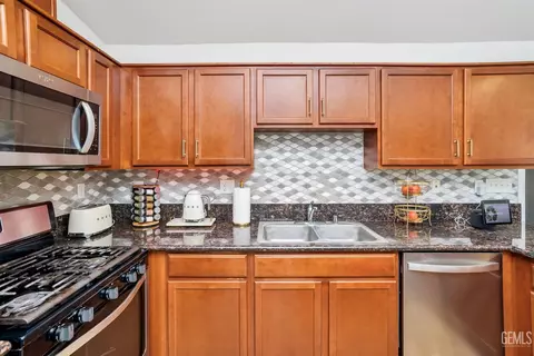 Kitchen - 6206 Arlitos St, Bakersfield, CA 93307 photo 4 of 5