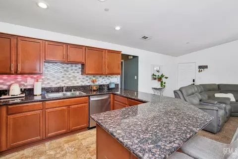 Kitchen - 6206 Arlitos St, Bakersfield, CA 93307 photo 3 of 5