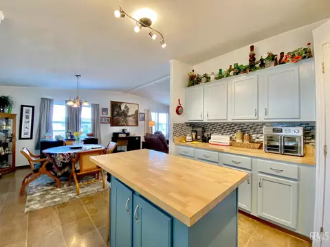 Kitchen - 600 S Dennison Rd #123, Tehachapi, CA 93561 photo 2 of 4