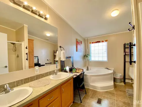 Bath - 600 S Dennison Rd #123, Tehachapi, CA 93561 photo 2 of 4