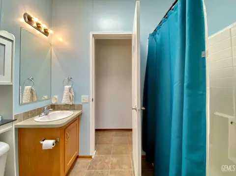 Bath - 600 S Dennison Rd #123, Tehachapi, CA 93561 photo 1 of 4