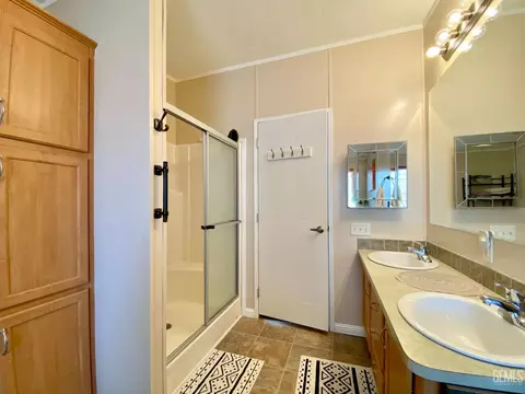 Bath - 600 S Dennison Rd #123, Tehachapi, CA 93561 photo 4 of 4
