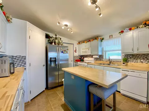 Kitchen - 600 S Dennison Rd #123, Tehachapi, CA 93561 photo 4 of 4