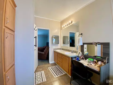 Bath - 600 S Dennison Rd #123, Tehachapi, CA 93561 photo 3 of 4