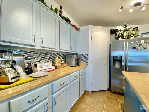 Kitchen - 600 S Dennison Rd #123, Tehachapi, CA 93561 photo 3 of 4