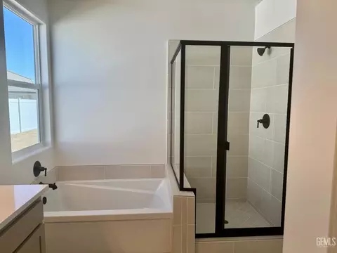 Bath - 2116 Silkstone Ct, Bakersfield, CA 93311 photo 2 of 3
