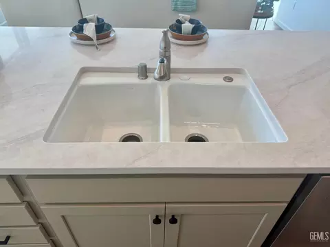 Kitchen - 2116 Silkstone Ct, Bakersfield, CA 93311 photo 2 of 4