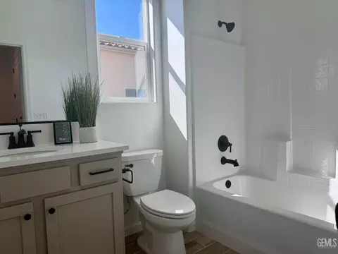 Bath - 2116 Silkstone Ct, Bakersfield, CA 93311 photo 3 of 3