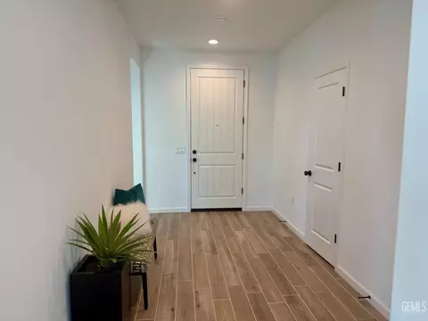 Entry Way - 2116 Silkstone Ct, Bakersfield, CA 93311 photo 1 of 3