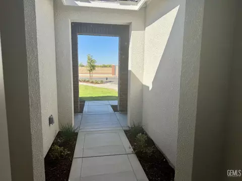 Entry Way - 2116 Silkstone Ct, Bakersfield, CA 93311 photo 2 of 3