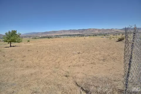 19281 Ottawa Dr, Tehachapi, CA 63561 photo 4
