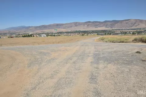 19281 Ottawa Dr, Tehachapi, CA 63561 photo 2