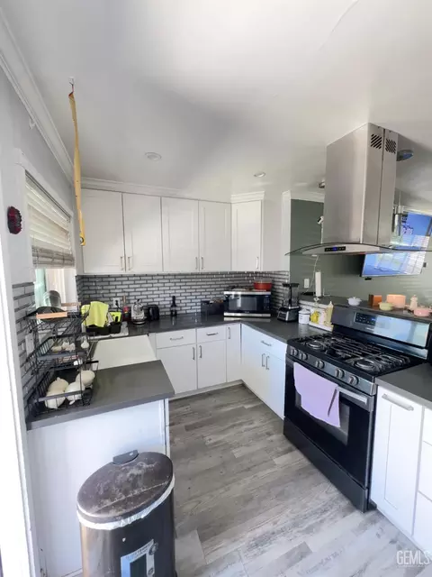 Kitchen - 419 W Kamala St, Oxnard, CA 93033 photo 1 of 3