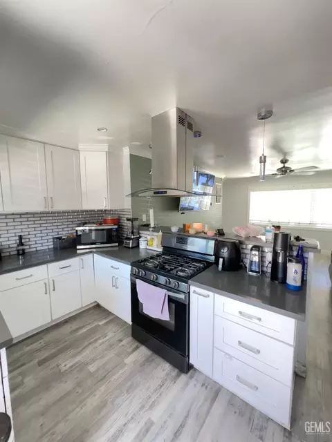 Kitchen - 419 W Kamala St, Oxnard, CA 93033 photo 2 of 3