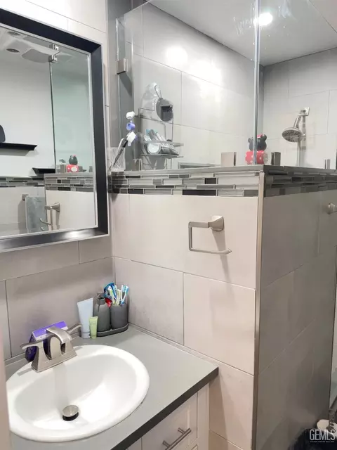 Bath - 419 W Kamala St, Oxnard, CA 93033 photo 3 of 3