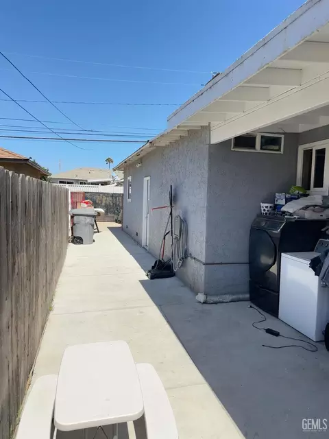 Exterior - 419 W Kamala St, Oxnard, CA 93033 photo 3 of 7