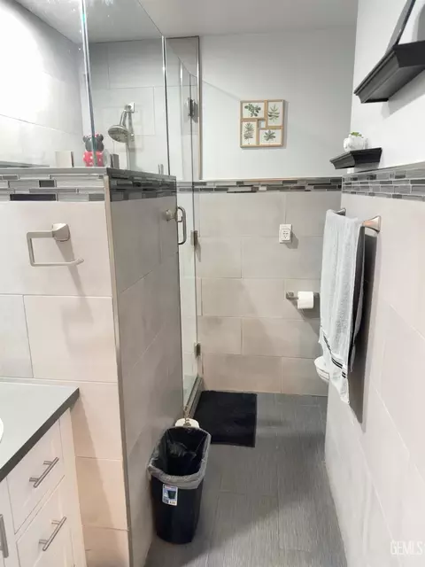 Bath - 419 W Kamala St, Oxnard, CA 93033 photo 1 of 3