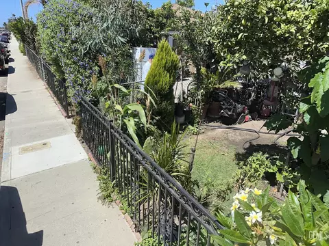 Exterior - 419 W Kamala St, Oxnard, CA 93033 photo 6 of 7