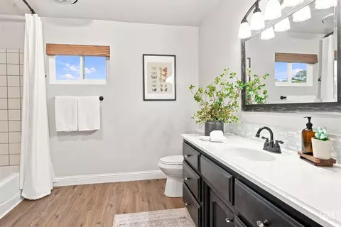 Bath - 19805 Dovetail Ct, Tehachapi, CA 93561 photo 1 of 3