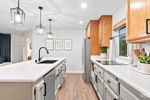Kitchen - 19805 Dovetail Ct, Tehachapi, CA 93561 photo 3 of 4