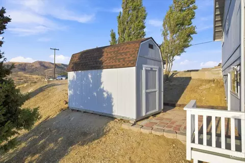 Exterior - 19805 Dovetail Ct, Tehachapi, CA 93561 photo 10 of 11