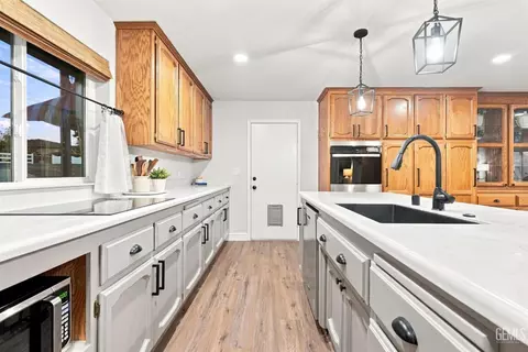 Kitchen - 19805 Dovetail Ct, Tehachapi, CA 93561 photo 2 of 4