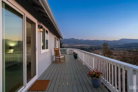 Exterior - 19805 Dovetail Ct, Tehachapi, CA 93561 photo 4 of 11