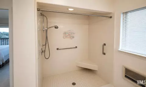 Bath - 2560 Elm Ave, Morro Bay, CA 93442 photo 2 of 4
