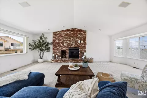 Living - 2560 Elm Ave, Morro Bay, CA 93442 photo 2 of 10