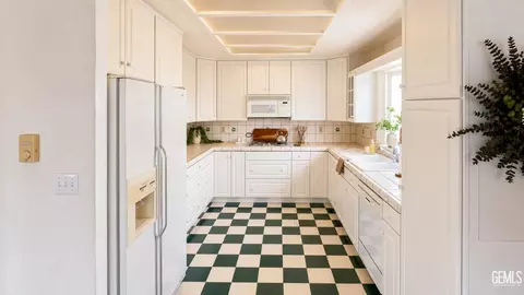 Kitchen - 2560 Elm Ave, Morro Bay, CA 93442 photo 2 of 4
