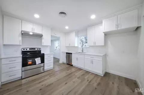 Kitchen - 3801 Hoffman Ave, Bakersfield, CA 93309 photo 1 of 3