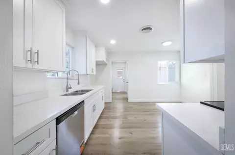 Entry Way - 3801 Hoffman Ave, Bakersfield, CA 93309 photo 2 of 2