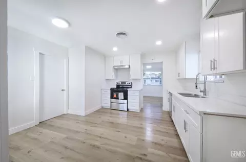 Kitchen - 3801 Hoffman Ave, Bakersfield, CA 93309 photo 2 of 3