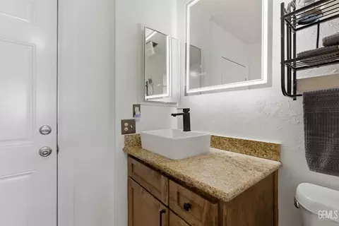 Bath - 2700 Steensen St, Mountain Mesa, CA 93240 photo 2 of 4